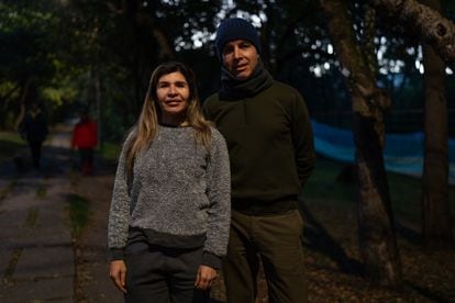 Claudia Almanza y Andres Duque, en el barrio Niza, en Bogota, en enero de 2024.
