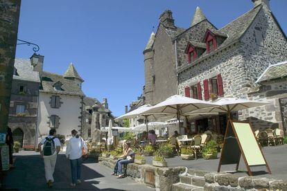 Salers es uno de los pueblos más bonitos de Auvernia. Ubicado en lo alto de una colina, cuenta con un núcleo de edificios de piedra del siglo XVI y vistas al Puy Mary.