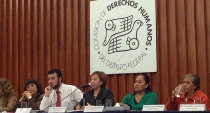 Rueda de prensa de Defensoría del Pueblo del DF con familiares de víctimas.