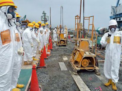 Expertos nucleares ispeccionan la central de Fukushima en agosto de 2013