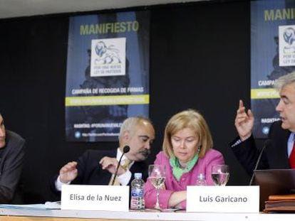 De izquierda a derecha, Carles Casajuana, C&eacute;sar Molinas, Elisa de la Nuez y Luis Garicano, ayer, en la presentaci&oacute;n del manifiesto.