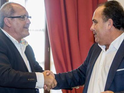 Juan Cornejo (PSOE) y Manuel Buz&oacute;n (Ciudadanos), tras la firma del acuerdo.