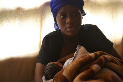 Hasta poder darle el pecho, Saina Fofanah tuvo que esperar un par de días a que su bebé tuviera fuerza suficiente. En la imagen, amamanta a su hijo en el hospital.