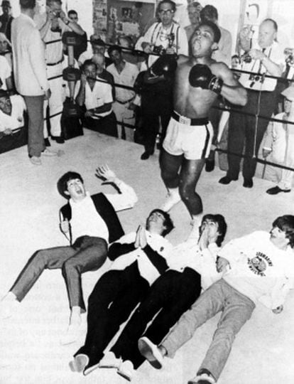 El boxeador, Muhammad Alí ( Cassius Clay) bromea con los cuatro Beatles (Paul, John, George y Ringo), tumbados en el ring.