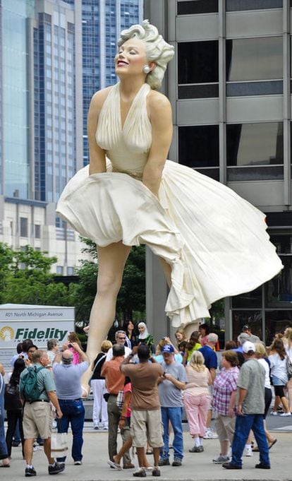 Turistas fotografían la estatua de ocho metros de altura de Marilyn Monroe en Chicago.