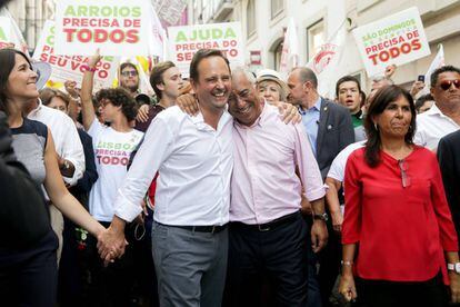 El primer ministro António Costa (centro, a la derecha) y el candidato en Lisboa, Fernando Medina (centro, a la izquierda).
