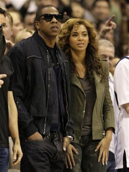 Beyoncé y su marido, el rapero Jay-Z, durante un partido de la NBA en Los Ángeles el 24 de febrero de 2010