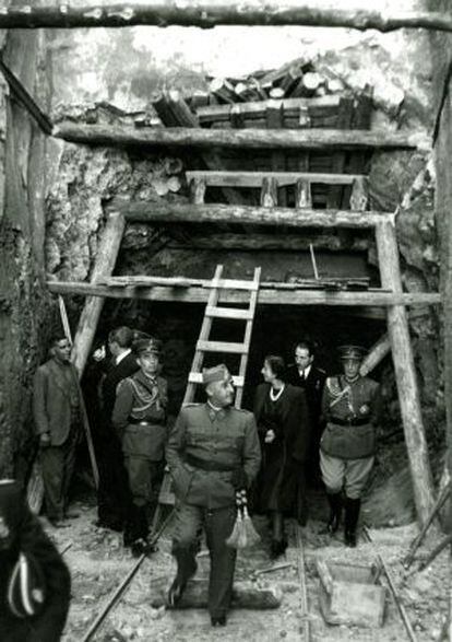 Franco visita, junto a su esposa Carmen Polo, las obras del Valle de los Caídos en 1940.