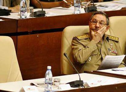 Raúl Castro, sentado junto al asiento vacío de su hermano Fidel en el Parlamento cubano, el pasado 22 de diciembre en La Habana.