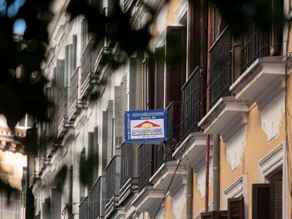 Cartel de venta en un edificio en Madrid, el 27 de octubre de 2021.