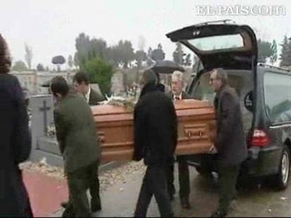 El director y guionista, Luis García Berlanga, ha sido enterrado en el cementerio de Pozuelo de Alarcón (Madrid) El acto ha terminado con unas palabras de uno de sus hijos con las palabras: "Adios, maestro".