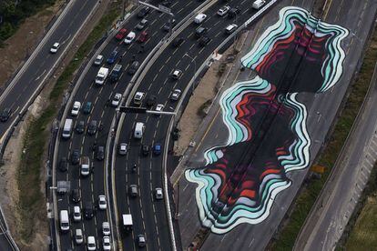 Vista aérea de una creación artística junto a una carretera en París (Francia).