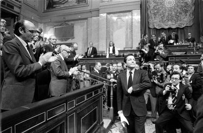 Adolfo Suárez es aplaudido por Abril Martorell y Gutiérrez Mellado, tras la votación en la sesión de investidura, en marzo de 1979.