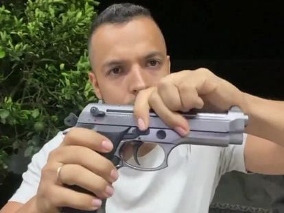 Imagen del video posteado en redes sociales por Andrés Escobar mostrando un arma no letal.