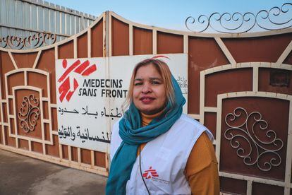 Shazia trabaja como gestora de actividades de partería en la Maternidad Al-Amal. Se unió a MSF en 2011 en Pakistán y ha estado trabajando en diferentes países antes de llegar a Irak. Aquí se la ve de pie frente a la maternidad. "Ahí es donde los pacientes entran en el centro", explica. "Luego pasan por un circuito, que va desde el pre-triaje, hasta el departamento de consultas externas, si necesitan consultas prenatales, posnatales o de planificación familiar. Si las pacientes vienen a dar a luz, irán al departamento de hospitalización, donde permanecerán hasta que se pongan de parto. Luego pasarán a la sala de alumbramientos y, después, a la de posparto/observación".
