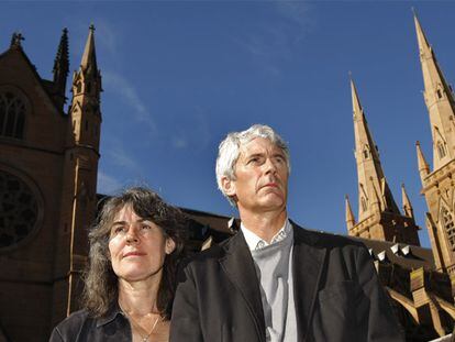 Anthony y Christine Foster, cuyas dos hijas fueron violadas por un sacerdote, piden justicia ante la catedral de St. Mary en Sidney.