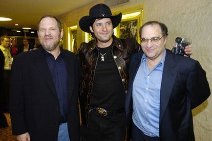 Harvey (izquierda) y Bob Weinstein (derecha) posan junto al director Robert Rodríguez en el estreno de <i>Sin city,</i> el pasado lunes en Hollywood.