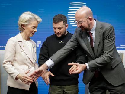 La presidenta de la Comisión Europea, Ursula von der Leyen, el presidente de Ucrania, Volodímir Zelenski, y el presidente del Consejo Europeo, Charles Michel, en Bruselas, en febrero del año pasado.