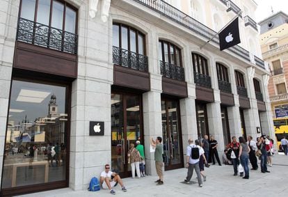 Exterior de la fachada del edifico en el que se encuentra ubicada la nueva tienda de Apple en la Puerta del Sol de Madrid.