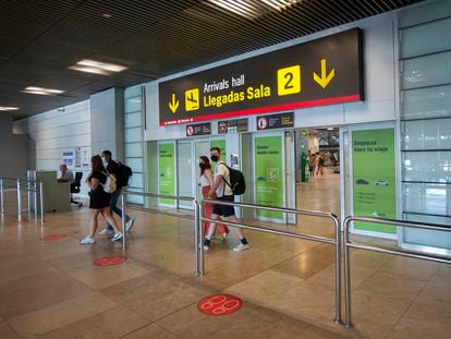 Varios pasajeros llegan al aeropuerto de Barajas de Madrid, el viernes.