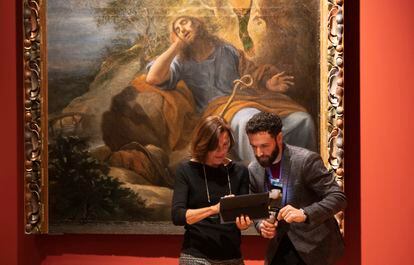 Bernardo Pajares prepara un directo para Instagram con María Álvarez-Garcillán, restauradora del Museo del Prado, el pasado miércoles. 