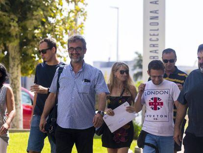 Miembros del comit&eacute; de huelga de Eulen en El Prat, antes de reunirse el pasado jueves con la direcci&oacute;n de la empresa. 