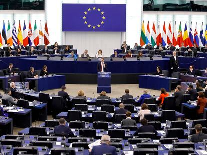 El primer ministro belga, Alexander De Croo, en el centro de la imagen, durante su discurso ante el pleno del Parlamento Europeo en Estrasburgo, este martes 16 de enero.