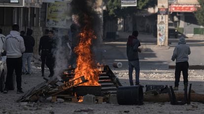 Palestinos durante los enfrentamientos con las fuerzas israelíes en Yenín, este jueves.
