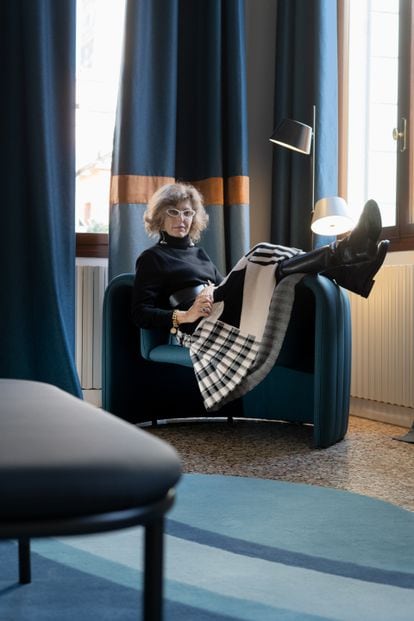 La arquitecta Teresa Sapey posando en uno de los apartamentos del Palazzo dei Fiori.