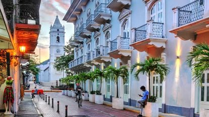 Un atardecer en la avenida Central, en el casco viejo, de Ciudad de Panamá.