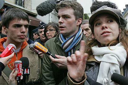 Los líderes estudiantiles Tristan Rouquier, Bruno Julliard y Julie Coudry (de izquierda a derecha), ayer en París.