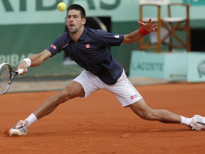 Novak Djokovic se estira para devolver la pelota durante su partido contra el italiano Andreas Seppi.