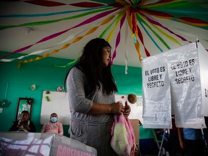 Una mujer junto a una casilla de votación en el municipio de Temoaya, en el Estado de México, el pasado 4 de junio.