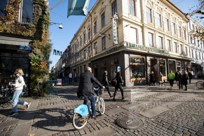 Este año el tradicional 'Best in Travel' de Lonely Planet, el ránking anual de la editorial viajera, es diferente: en lugar de apostar por los destinos que despuntarán el próximo año, ha querido realzar las voces más diversas y más locales. Los mejores lugares, productos turísticos, personas e historias viajeras que apuestan por la sostenibilidad, el apoyo a la comunidad y la diversidad en el turismo.<br></br> La segunda ciudad de Suecia se mantiene en cabeza del <a href="https://www.gds.earth/" target="_blank">Global Destination Sustainability Index</a>, el índice global de destinos sostenibles, y ha introducido una serie de soluciones para lograr no depender de los combustibles fósiles en 2020. Hoy por hoy, el 95% de sus hoteles tiene certificado verde, el 65% de su transporte público funciona con energía renovable y las credenciales ecológicas de los restaurantes se exponen como si fueran las insignias de grandes premios. Gotemburgo no siempre fue un ejemplo de sostenibilidad: durante muchas décadas fue una urbe industrial pero ha sabido transformarse en un centro de innovación, convirtiendo sus viejos almacenes del puerto en mercados de alimentación, las naves industriales en galerías de arte o los mataderos en bodegas de moda. <br><br> En 2021 celebrará su 400º aniversario y lo hará con un nuevo parque público completamente accesible: el <a href="https://www.goteborg.com/en/jubileumsparken/" rel="nofollow" target="_blank">Jubileumsparken</a>, donde todo el mundo puede bañarse en una piscina flotante, tomar el sol en una playa artificial o cultivar hortalizas en un huerto urbano sin tener que pagar nada. Además, cuenta con una impresionante sauna sobre el agua cuyos vestuarios se construyeron con 12.000 botellas recicladas. Esta ciudad sueca es también la cuna de muchas marcas sostenibles de ropa que no utilizan materiales tóxicos y que ofrecen sueldos decentes a sus trabajadores. También abundan los alojamientos sostenibles, los restaurantes que utilizan solo productos de proximidad y edificios que funcionan con energía alternativa. Incluso cuenta con un parque de atracciones, Liseberg, el más grande de Escandinavia, donde todas las atracciones funcionan con energía eólica renovable.