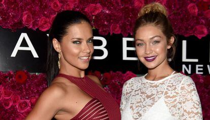 Adriana Lima y Gigi Hadid en un evento de presentaci&oacute;n de Maybelline. 