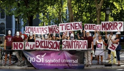 Protesta en julio de 2015 frente al Ministerio de Sanidad, en el Paseo del Prado en Madrid, para reivindicar que la sanidad vuelva a tener carácter universal en España y cubra a los inmigrantes sin papeles