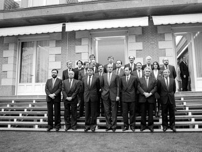 Virgilio Zapatero (detrás de Felipe González y Juan Carlos I) posa junto al resto de los miembros del Gobierno tras la jura del cargo de los ministros, el 7 de diciembre de 1989 en la escalinata del Palacio de la Zarzuela.