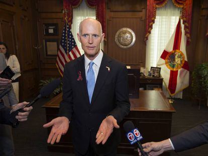 El gobernador de Florida, Rick Scott, habla con la prensa este jueves tras firmar la nueva ley de control de armas.