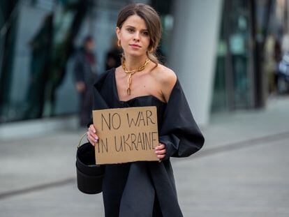 Una de las invitadas a la semana de la moda de Milán protestando contra la guerra de Ucrania a la salida de los desfiles.