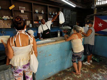 Clientes compran productos en una bodega estatal, en La Habana.