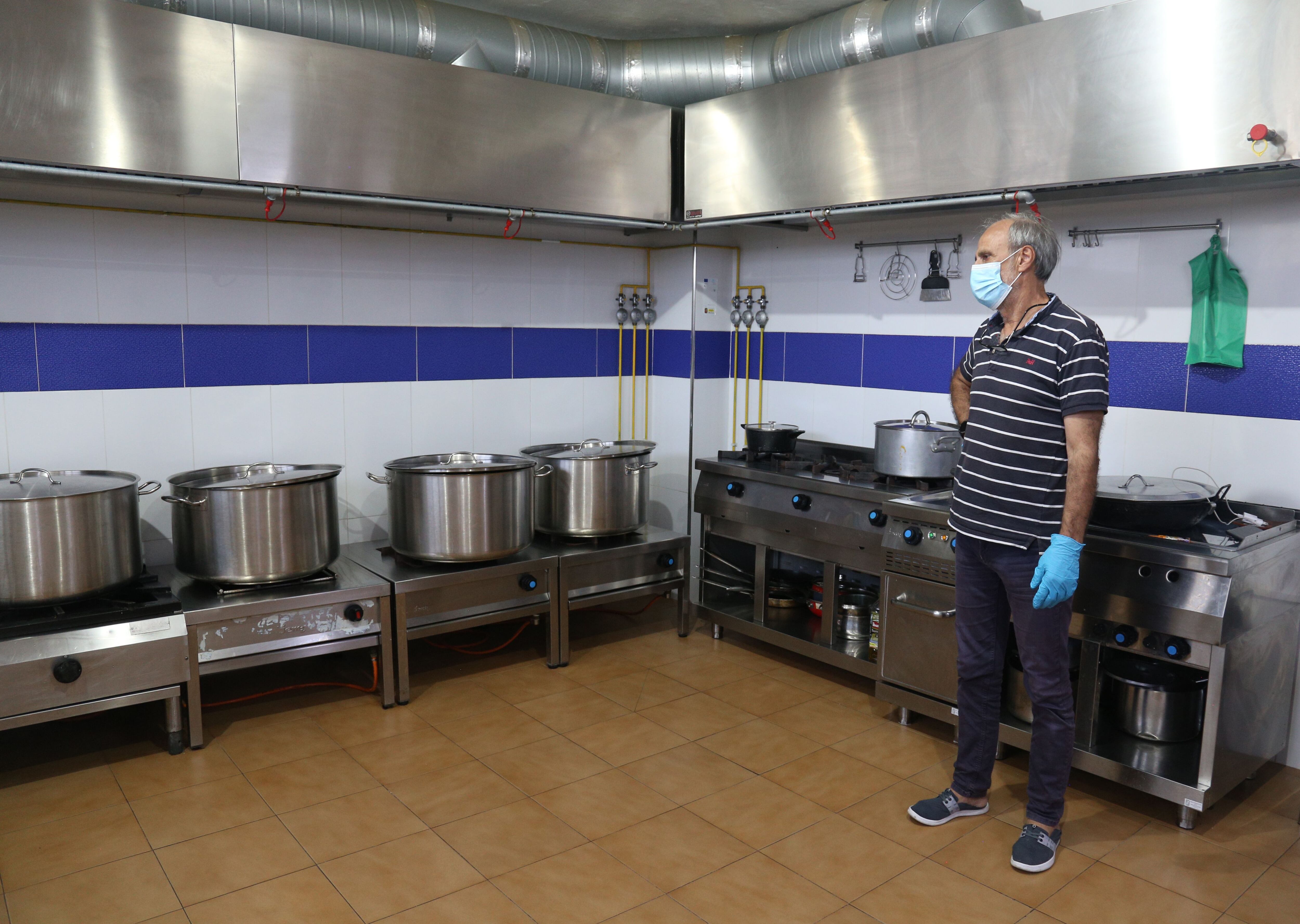 Abdelkader en la cocina donde se preparan más de 1.100 comidas al día en Ceuta este julio.