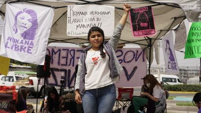 Roxana Ruiz Santiago, a 22-year-old girl, in a protest prior to a hearing on her criminal situation, in the federal courts of the Neza Bordo Prison, in the State of Mexico, on July 29, 2022.