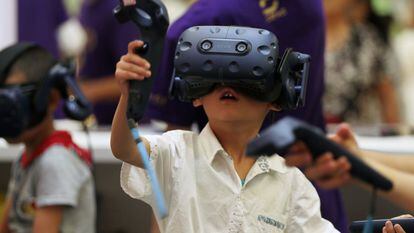 Un niño juega con unas gafas de realidad virtual en un festival de animación en Kunming (China). 
