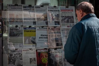 Un hombre lee los titulares de la prensa del día en un quiosco en marzo de 2020 en San Sebastián.