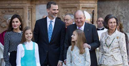 Felipe VI, con su padre y sus hijas