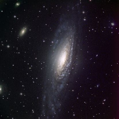 La galaxia NGC 7331 fue descubierta por el astrónomo William Herschel en 1784. Muestra una delicada estructura espiral, a pesar de la alta inclinación con respecto a la línea de visión. Esta imagen fue obtenida con la cámara CCD del telescopio de 1 metro de diámetro Jacobus Kapteyn, en el Observatorio del Roque de los Muchachos en la isla de La Palma. Comentario: Javier Méndez.