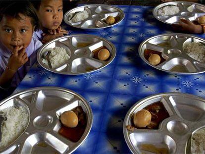 Niños tailandeses que han quedado huérfanos tras el maremoto comen arroz y huevos en un albergue en Phuket, una de las zonas más devastadas.