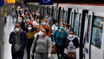 Usuaris del metro de Barcelona durant la pandèmia.