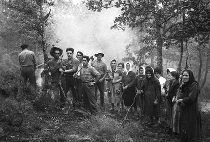 Partiendo de la recuperación de la obra de la fotógrafa Piedad Isla, la exposición 'En el recuerdo' agrupa el trabajo de otras cinco fotógrafas españolas en activo (nacidas entre 1952 y 1974), que abordan a través de sus obras la reflexión sobre el papel de la memoria, tanto en el ámbito de la intimidad familiar como de la memoria colectiva, tanto en un sentido personal como social. En la imagen, la fotografía de Piedad Isla 'A Huebra limpiando el monte', 1962.