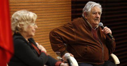 Jos&eacute; Mujica y Manuela Carmena en el Ayuntamiento de Madrid.